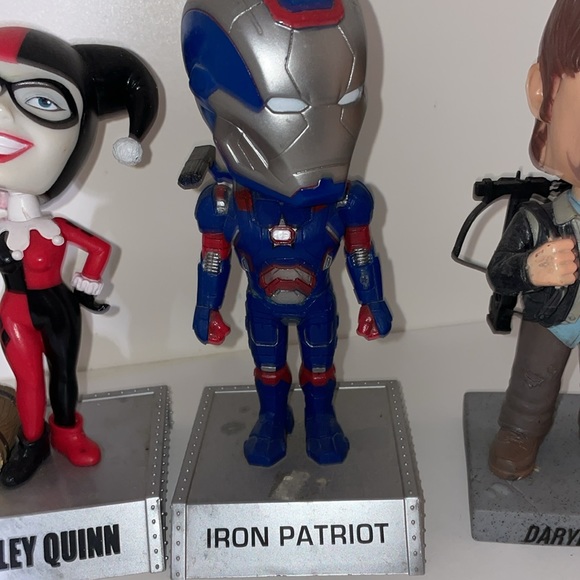 3 BobbleHead for 1 Price - Picture 3 of 4